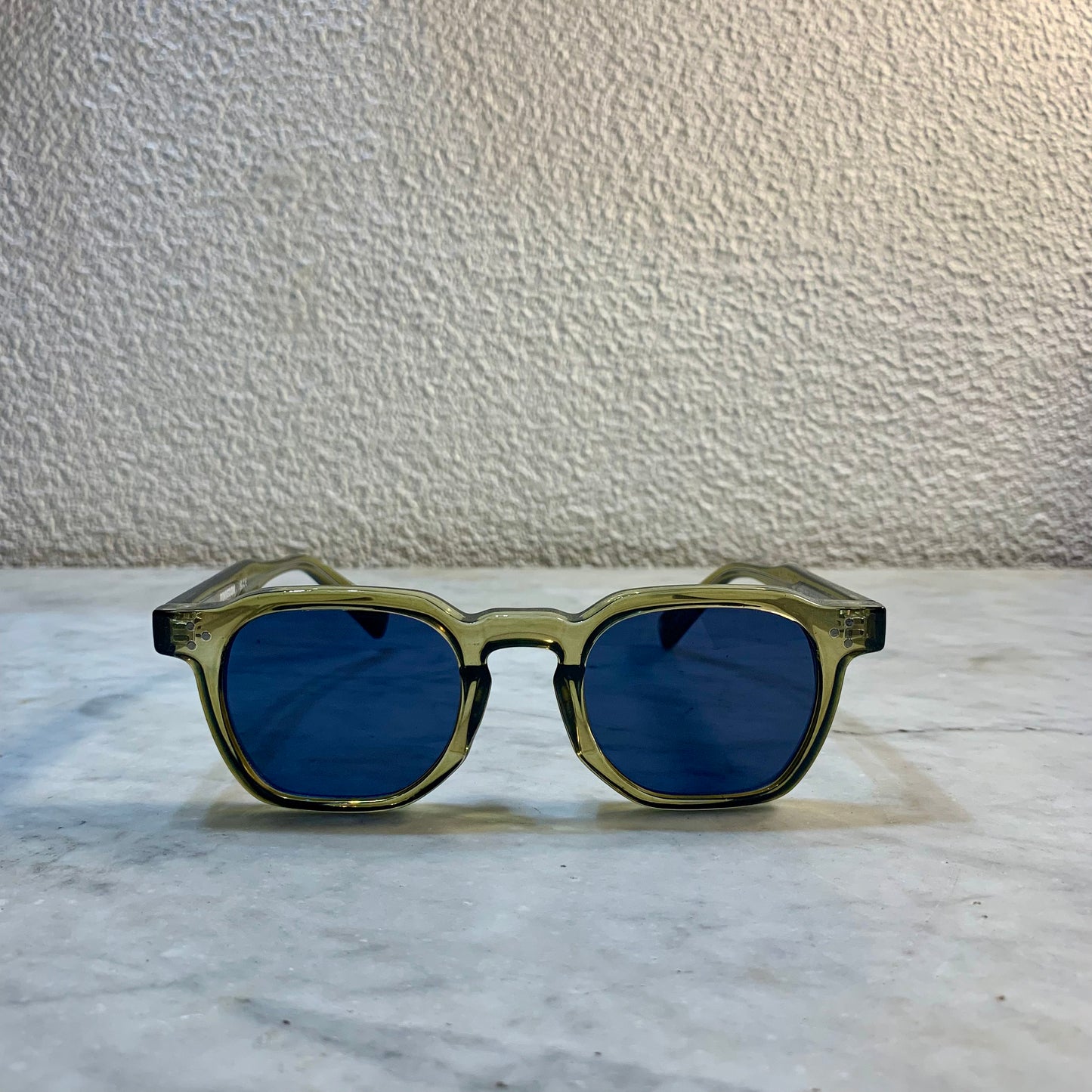 lunettes de soleil Pinigoon verres bleus la numero 10 sur buffet marbre