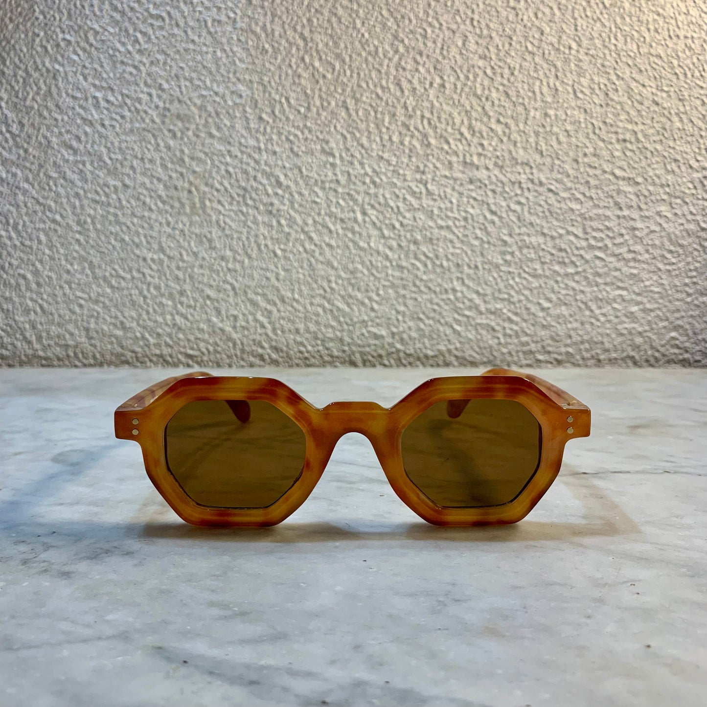 lunettes de soleil Pinigoon ecaille la numero 11 sur buffet marbre