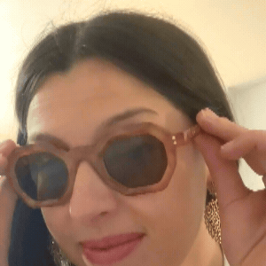 gif femme portant lunettes de soleil pinigoon la numero 11
