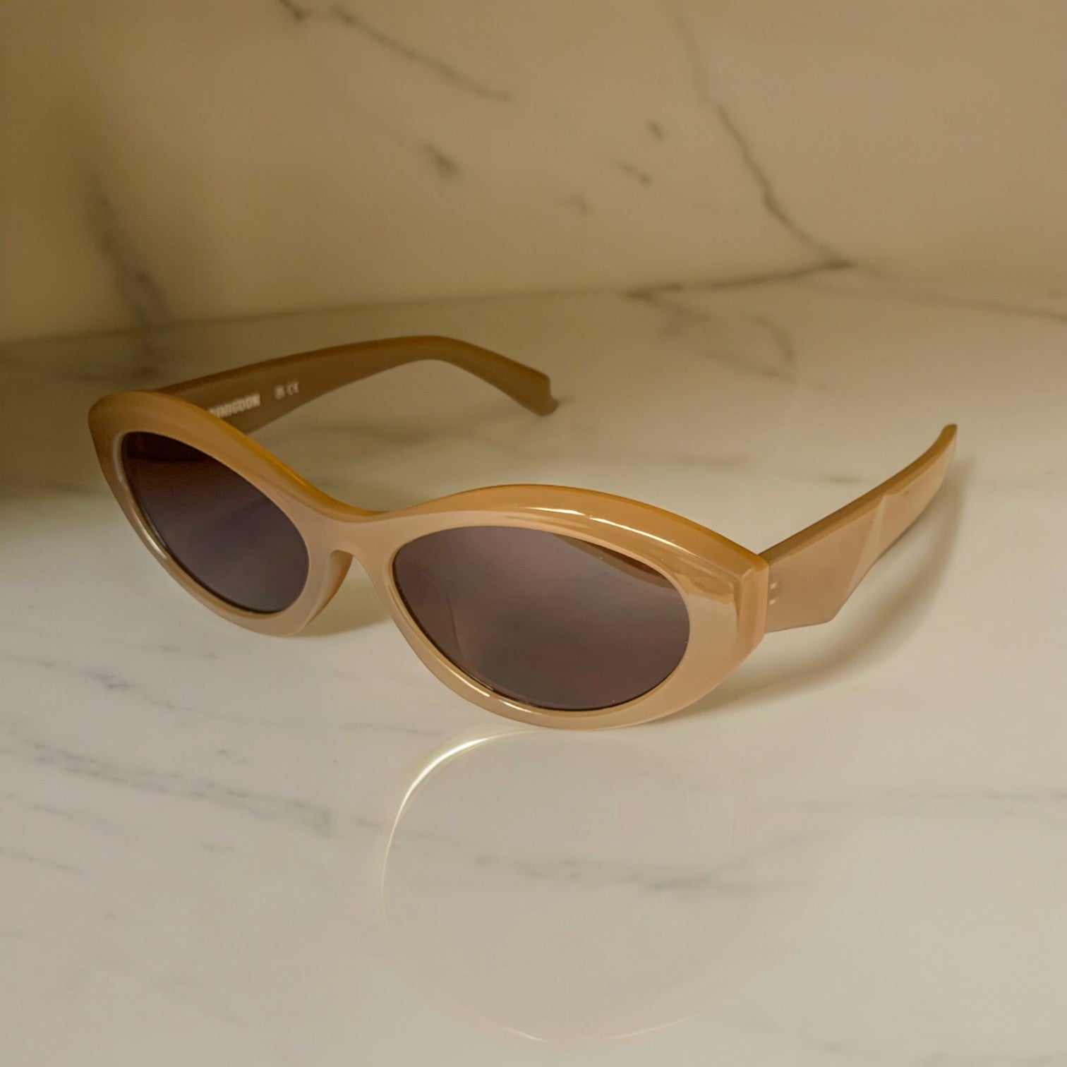 LUNETTES DE SOLEIL PINIGOON - LA NUMERO 19 BEIGE SUR FOND MARBRE