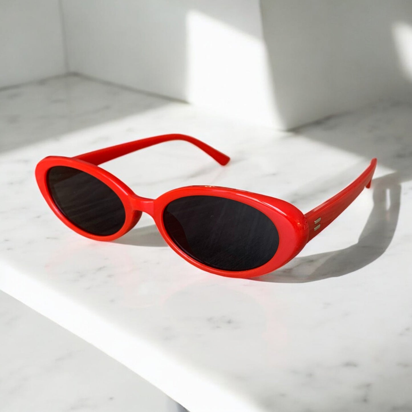 Lunettes de soleil Pinigoon allongées femme rouge ouvertes