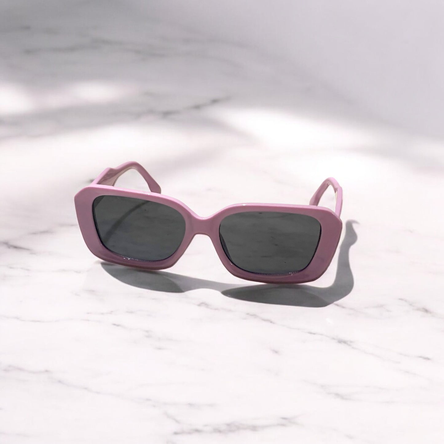 LUNETTES DE SOLEIL rectangulaire femme PINIGOON LA NUMERO 24 VIOLETTE posée sur comptoir en marbre