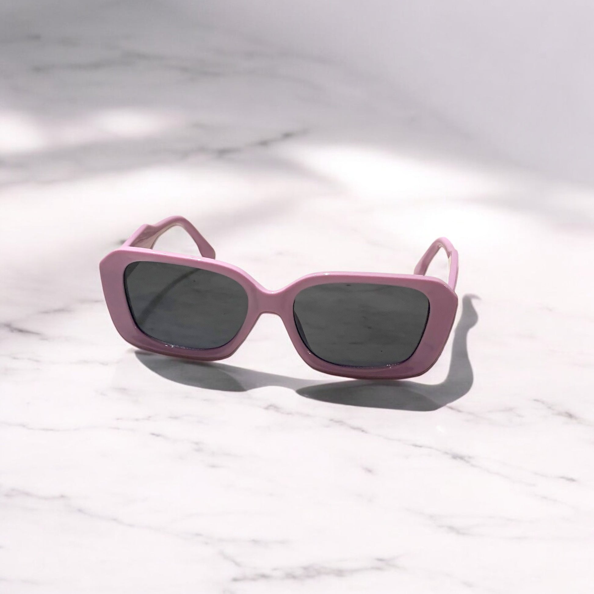LUNETTES DE SOLEIL rectangulaire femme PINIGOON LA NUMERO 24 VIOLETTE posée sur comptoir en marbre