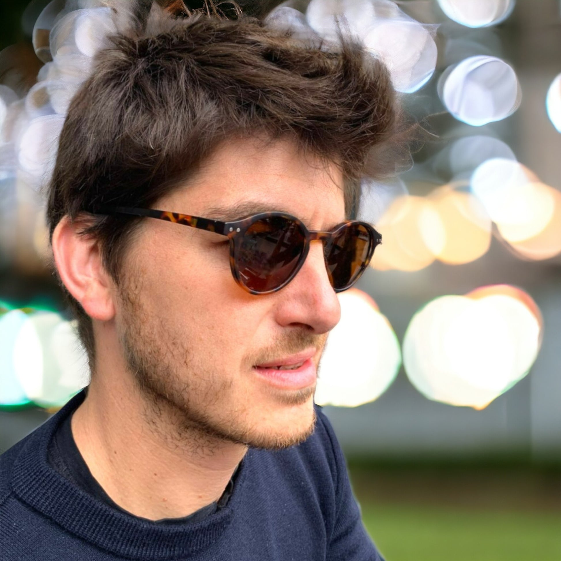 Homme portant lunettes de soleil PINIGOON la numero 3 écaille