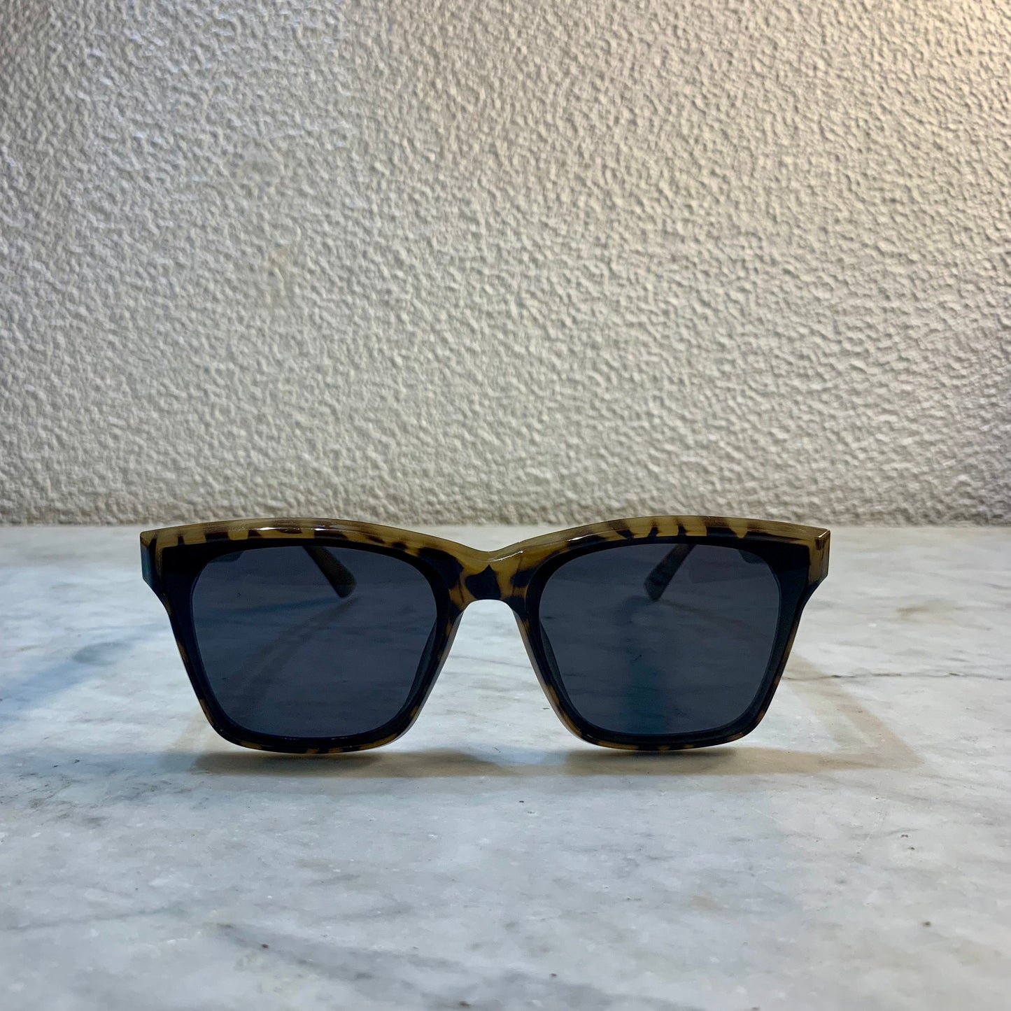 lunettes de soleil Pinigoon ecaille la numero 13 oeil de chat sur buffet marbre
