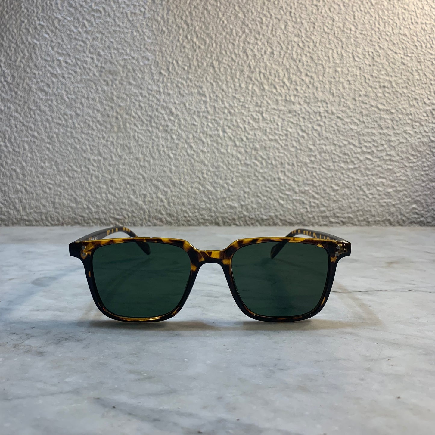 lunettes de soleil Pinigoon ecaille la numero 2 sur buffet marbre