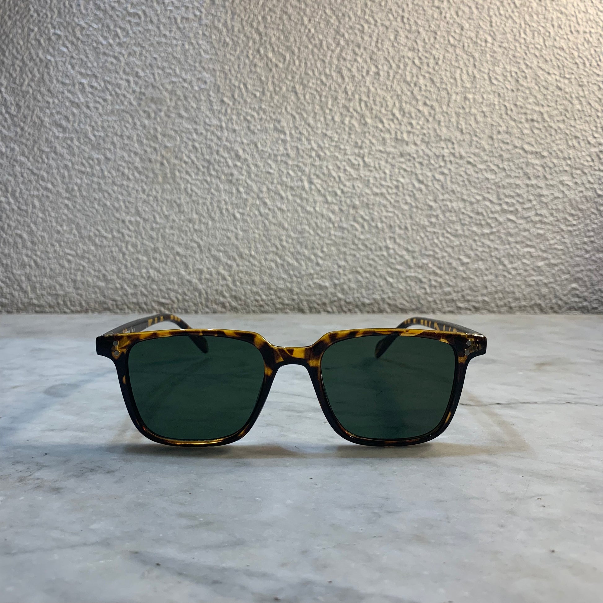 lunettes de soleil Pinigoon ecaille la numero 2 sur buffet marbre