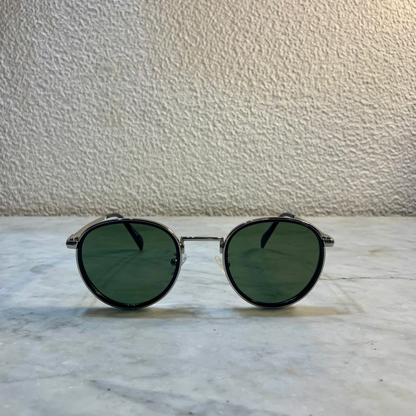 lunettes de soleil Pinigoon metal la numero 7 sur buffet marbre