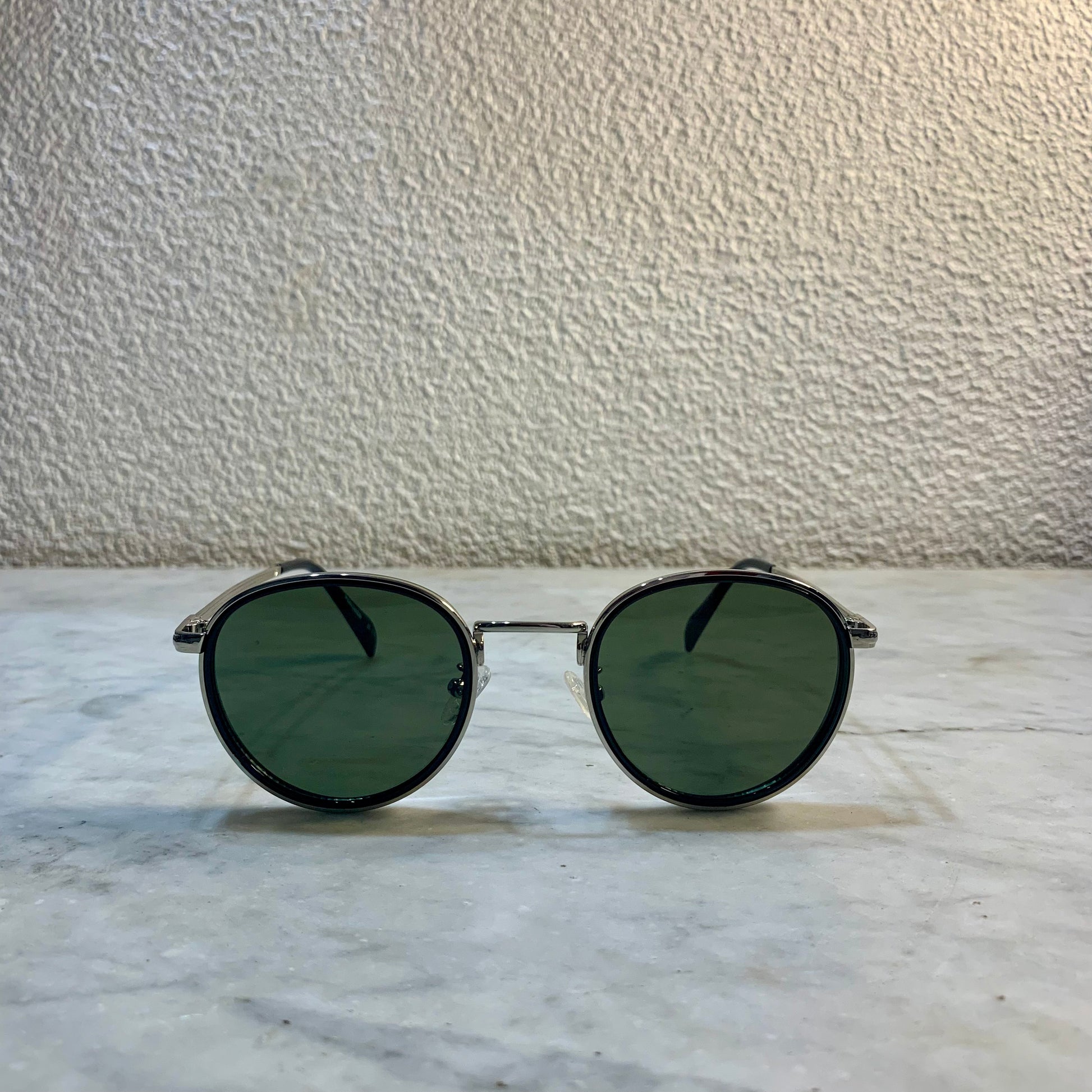 lunettes de soleil Pinigoon metal la numero 7 sur buffet marbre