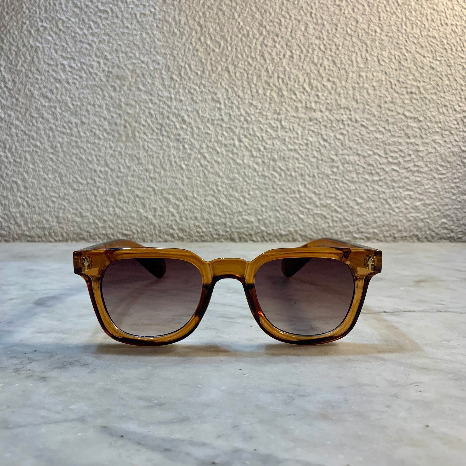 lunettes de soleil Pinigoon brun la numero 8 sur buffet marbre