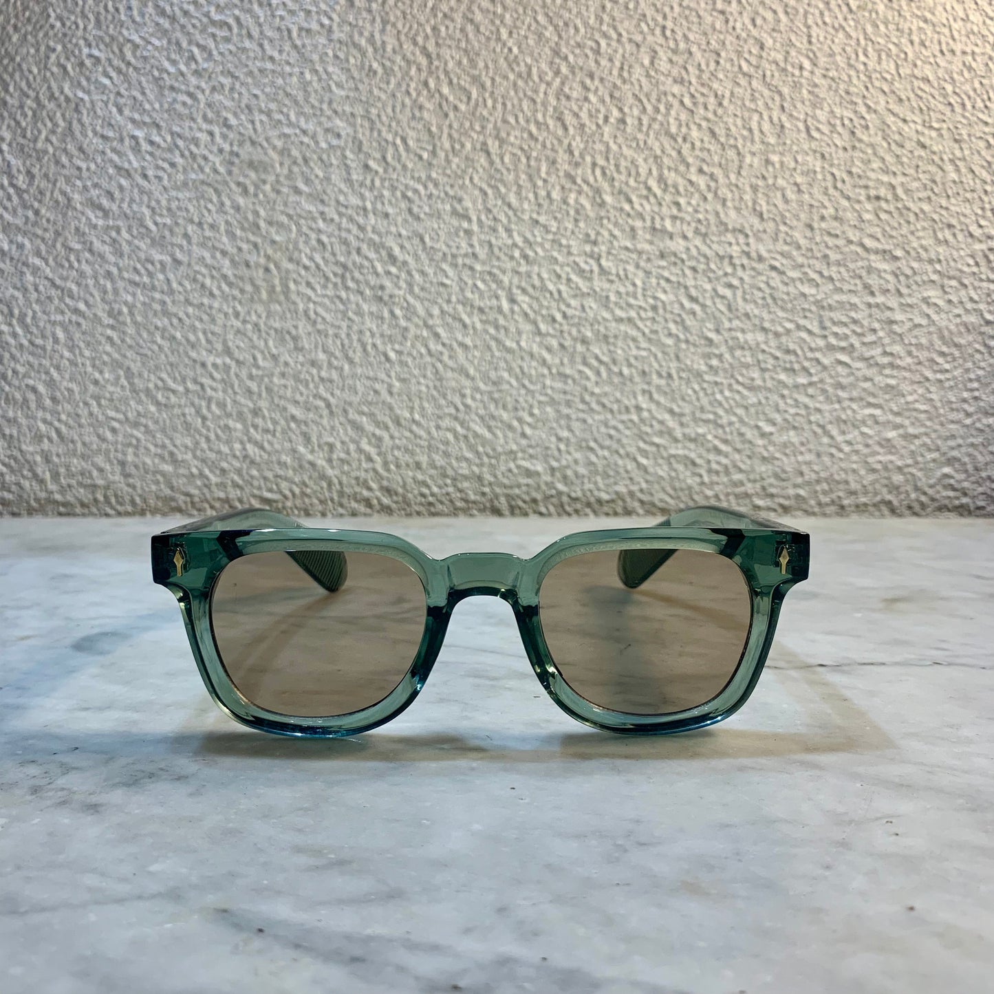 lunettes de soleil Pinigoon vert gris la numero 8 sur buffet marbre